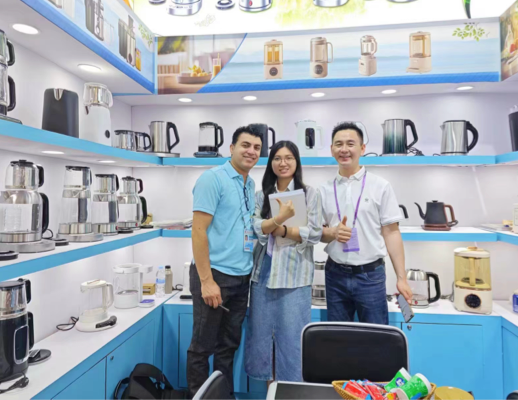 Miembros del equipo de Zhongshan Yuekon Electrical Appliances Co., Limited posando con clientes internacionales, destacando una asociación comercial exitosa.