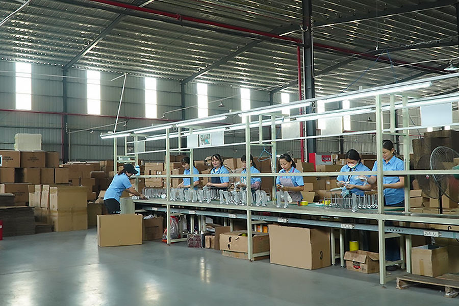 Imagen del taller de producción de Zhongshan Yuekon Electrical Appliances Co., Limited, que ilustra el entorno limpio y bien mantenido de la fábrica para calentadores de biberones y hervidores eléctricos.