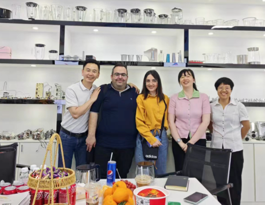 Zhongshan Yuekon Electrical Appliances Co., representantes limitados que trabajan con clientes internacionales y demuestran sólidas relaciones comerciales.