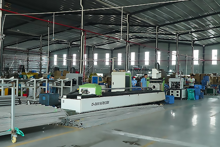 Imagen del taller de producción de Zhongshan Yuekon Electrical Appliances Co., Limited, que destaca el entorno de la fábrica y los trabajadores en la línea de montaje de teteras de café y extractores de jugo.