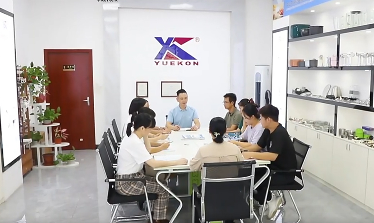 Imagen de una reunión en Zhongshan Yuekon Electrical Appliances Co., Limited, que muestra a los miembros del equipo participando en una discusión comercial.