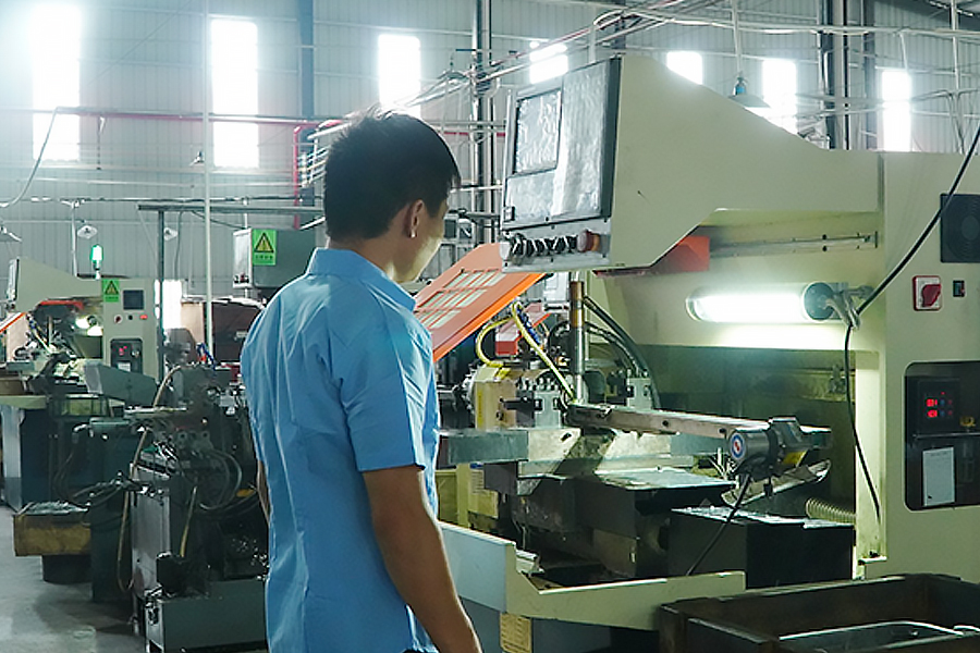 Imagen del taller de producción de Zhongshan Yuekon Electrical Appliances Co., Limited, que muestra el proceso de fabricación organizado y los equipos para secadoras y humidificadores eléctricos.