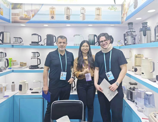 Foto del personal de Zhongshan Yuekon Electrical Appliances Co., Limited con clientes internacionales, que captura un momento de cooperación comercial y amistad.