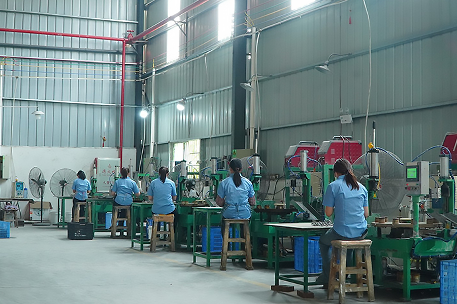 Imagen del taller de producción de Zhongshan Yuekon Electrical Appliances Co., Limited, que muestra el proceso de fabricación y la línea de montaje de teteras y hervidores eléctricos.