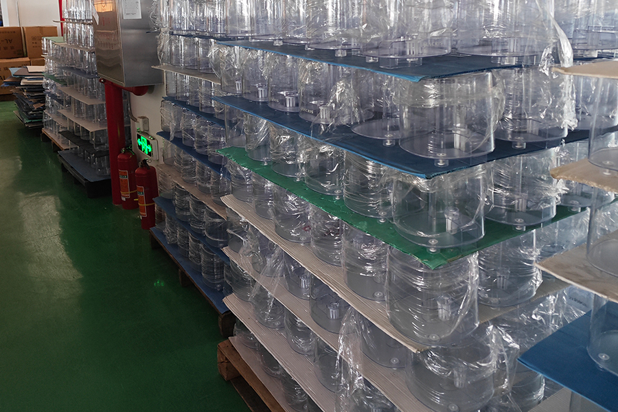 Imagen del taller de producción de Zhongshan Yuekon Electrical Appliances Co., Limited, que muestra la eficiente línea de montaje y las actividades de producción de máquinas de cocina y licuadoras multifuncionales.